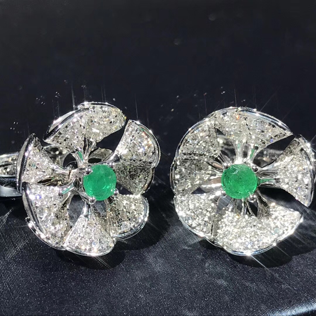 Bvlgari Divas’ Dream Earrings in 18kt white gold set with a central emerald and full pavé diamonds